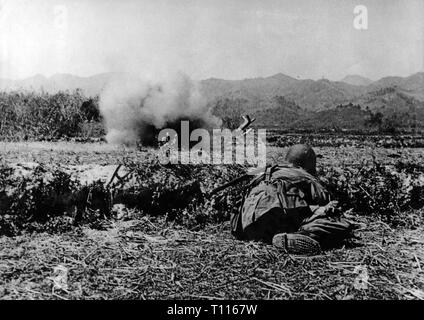 Indochina Krieg 1946 - 1954, Schlacht von Dien Bien Phu, 13.3. - 7.5.1954, französischer Soldat beobachtet ein Flugzeug abzuschießen, 24.3.1954, Vietnam, North Vietnam, Kriege, Französisch Indochina, Indochina, französische Kolonie, Kolonialkrieg, Militär, Armee, Streitkräfte, paratroop, Fallschirmjäger, Fallschirmjäger, Para, Fallschirmjäger, Paras, Airborne Forces, Menschen, Frankreich, 20. Jahrhundert, 1950er Jahre, Schlacht, Schlachten, Soldat, Soldaten, Beobachten, Beobachten, Flugzeuge, historisch, historische, halbe Länge, halbe Länge, Additional-Rights - Clearance-Info - Not-Available Stockfoto