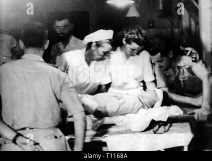 Indochina Krieg 1946 - 1954, Schlacht bei di bi Phu, 13.3. - 7.5.1954, Ankunft einer verletzten ausländischen Legionär in der Lanessean Krankenhaus, Hanoi, 18.3.1954, ausländische Legionär, Fremdenlegion, Soldaten, soldier, Arzt, Ärzte, Chirurgen, Militär, Chirurgen, Pfleger, Krankenschwestern, Frau, Frauen, kranken, kranken Buchten, medical corps Organisation, Gesundheitswesen, Healthcare, Vietnam, North Vietnam, Kriege, Französisch Indochina, Indochina, französische Kolonie, Kolonialkrieg, Militär, Armee, Streitkräfte, paratroop, Fallschirmjäger, Fallschirmjäger, Para, Fallschirmjäger, Paras, Airborn, Additional-Rights - Clearance-Info - Not-Available Stockfoto