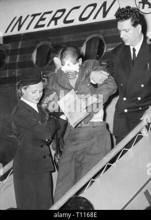 Indochina Krieg 1946 - 1954, Schlacht von Dien Bien Phu, 13.3. - 7.5.1954, Ankunft ernsthaft verletzte Soldaten am Flughafen Orly, Paris, 5.5.1954, Evakuierung, Evakuierungen, Unfall, Opfer, Verletzte, Stewardess, Hostess, Flugbegleiter, Stewardessen, Flight Attendant, Flugzeuge, Gangway, Schritte, Beihilfen, Militär, Kriege, Indochina, Frankreich, Kolonialkrieg, Leute, 20. Jahrhundert, 1950er Jahre, Schlacht, Schlachten, Soldaten, soldier, Flughafen, Flughäfen, historischen, geschichtlichen, paratroop, Fallschirmjäger, Fallschirmjäger, Para, Fallschirmjäger, Paras, Airborne Forces, Additional-Rights - Clearance-Info - Not-Available Stockfoto