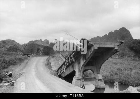Indochina Krieg 1946 - 1954, Schlacht von Hoa Binh, 10.11.1951 - 25.2.1952, Reste einer Gesprengten Brücke an der Kolonialen Route 6, Hoa Binh Provinz, Aussicht, 1952, Route Coloniale, Strahlen, explodierende, Schießen, Blastings, explodings, Ruine, Ruinen, Zerstörung, Vernichtung, Krieg, Vietnam, Vietnam, Indochina, Krieg, Kriege, 20. Jahrhundert, 1950er Jahre, Schlacht, Schlachten, Brücke, Brücken, Ansicht, Ansichten, historischen, geschichtlichen, Additional-Rights - Clearance-Info - Not-Available Stockfoto