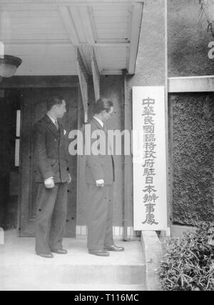 Zweiten Japanisch-Chinesischen Krieg 1937 - 1945, Politik, die vorläufige Chinesische Regierung eröffnet ein Büro in Azabu-ku, Tokio, 12.4.1938, sino-japanische, diplomatische Mission, Puppen, Menschen, Typenschild, Fräsen Türschild, melden Sie sich in der Tür, China, Japan, Azabuku, Azabu ku, 20. Jahrhundert, 1930s, 2., 2., Krieg, Krieg, Politik, Politik, Regierung, Regierungen, öffnen, open, Büros, im Büro, historischen, geschichtlichen, Additional-Rights - Clearance-Info - Not-Available Stockfoto