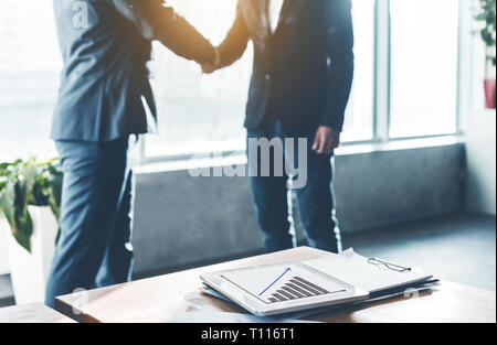 Business Partner die Hände schütteln, unterzeichnen Vertrag im Büro Stockfoto