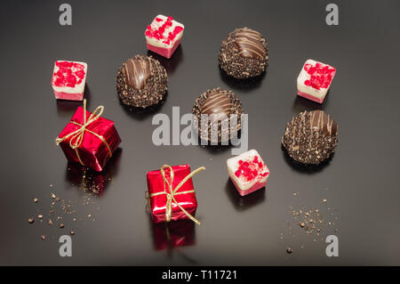 Schokolade mit zwei kleinen Requisiten weihnachten Quadrat Geschenk. Weihnachtsdekoration. Stockfoto
