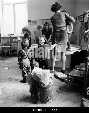 Menschen, Kinder, Kindergarten/Krippe/community Home, Kleinkinder spielen, München, 1970er Jahre, Additional-Rights - Clearance-Info - Not-Available Stockfoto