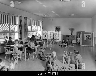 Menschen, Kinder, Kindergarten/Krippe/community Home, Kleinkinder spielen, Weil im Dorf, 1960er Jahre, Additional-Rights - Clearance-Info - Not-Available Stockfoto