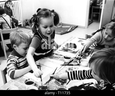 Menschen, Kinder, Kindergarten/Krippe/community Home, Kinder malen, Gronau, 1970, Additional-Rights - Clearance-Info - Not-Available Stockfoto