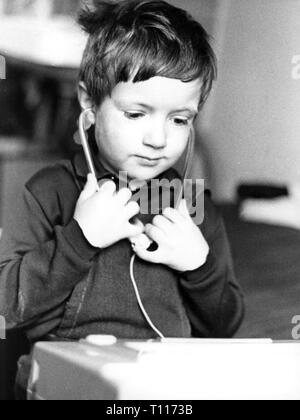 Menschen, Kinder, Kindergarten/Krippe/community Home, Junge mit Maschine für Vorschüler Lernen Lesen, Hamburg, 1968, Additional-Rights - Clearance-Info - Not-Available Stockfoto