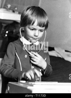 Menschen, Kinder, Kindergarten/Krippe/community Home, Mädchen mit Maschine für Vorschüler zu lesen lernen, Hamburg, 1968, Additional-Rights - Clearance-Info - Not-Available Stockfoto