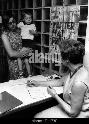 Menschen, Kinder, Kindergarten/Krippe/community Home, die Mutter ihren Sohn, Kindertagesstätte, Solingen, 1960er Jahre, Additional-Rights - Clearance-Info - Not-Available Stockfoto