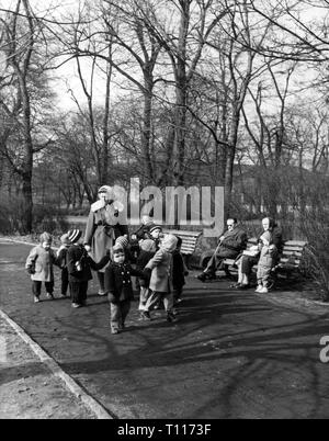 Menschen, Kinder, Kindergarten/Krippe/community Home, Kindergärtnerin mit Kleinkindern, Spaziergang im Park, Berlin, 22.3.1962, Additional-Rights - Clearance-Info - Not-Available Stockfoto