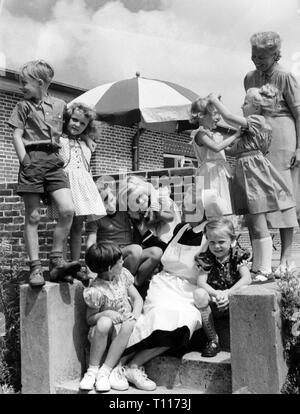 Menschen, Kinder, Kindergarten/Krippe/community Home, Kleinkinder mit Pflegepersonen, 1950er Jahre, Additional-Rights - Clearance-Info - Not-Available Stockfoto