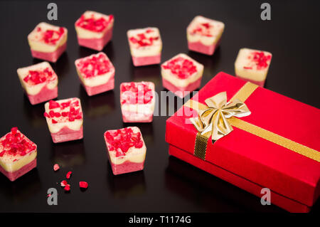 Schokolade Pralinen mit Geschenkbox mit Gold Ribbon. Stockfoto
