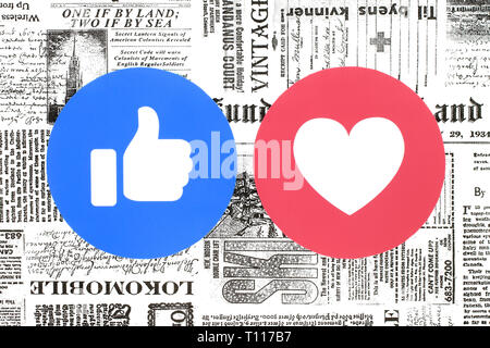 Kiew, Ukraine - November 28, 2018: Facebook und die Liebe Tasten der Empathischen Emoji Reaktionen auf Papier gedruckt und auf Zeitung Stockfoto