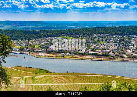 Eine herrliche Landschaft Blick auf den Rhein und das Rheintal mit seinen geneigten Weinberge an einem schönen sonnigen Tag mit blauem Himmel in Deutschland. Auf der... Stockfoto