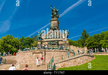 Schöne Aussicht auf das Monument, das Niederwalddenkmal in Deutschland. Touristen bewundern die hohen Germania Skulptur und die große Erleichterung, die sich darunter auf einem schönen... Stockfoto