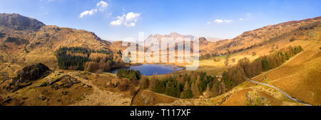 Drone Panorama über blea Tarn gegenüber den Langdale Pikes. Drone Foto von einem UK CAA genehmigte kommerzielle SUA Pilot. Stockfoto