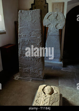 Eine C 9 keltische Rad Kreuz, eine C 9./10. querwelle&a C 13 Bildnis Scheibe in Llantwit Major Pfarrkirche (West Kirche), Vale von Glamorgan, Wales, UK. Stockfoto