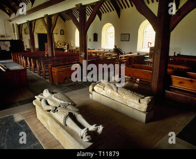 Anzeigen NW der Twin naves von Llanarmon-yn Iâl Kirche, Denbighshire, Wales, UK, mit C 14 Bildnisse von einem Ritter&St Garmon, und Georgische Holz spalten. Stockfoto