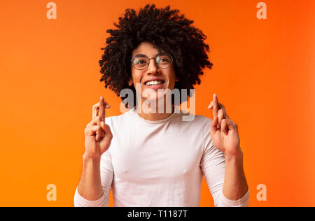 Positive african-american Kerl die Daumen und wünschen Stockfoto