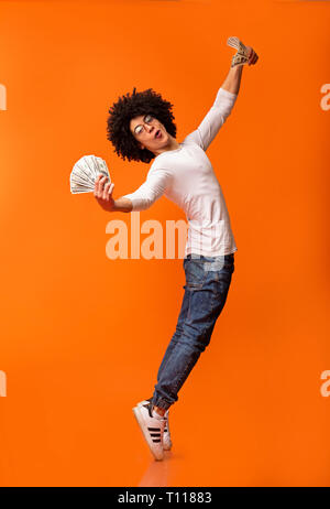 Junge aufgeregt schwarzer Mann tanzen mit Dollar Stockfoto