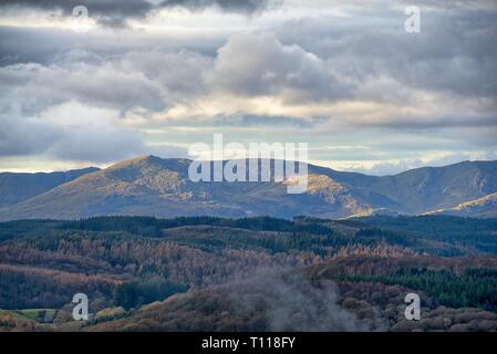 Einen Panoramablick auf die coniston Fells im englischen Lake District. Stockfoto