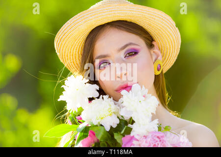 Mädchen Sommer mit langen Haaren. Gesichts- und Hautpflege. Reisen im Sommer. Frühling Frau. Frühling und Ferienhäuser. Natürliche Schönheit und Wellness Therapie. Frau mit Stockfoto