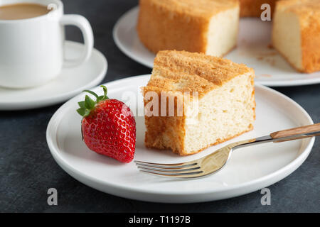 Teil der Engel essen Kuchen mit Erdbeeren Stockfoto