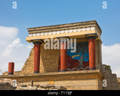 Nördlichen Eingang zum Palast von Knossos mit Bull fresco, in der Nähe von Heraklion Hafen, Insel Kreta, Griechenland eingerichtet Stockfoto