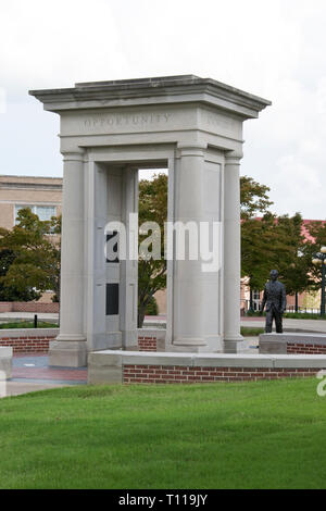 Eine Statue von James Meredith auf dem Campus der Universität von Mississippi (Ole Miss'), Oxford, Mississippi. Stockfoto