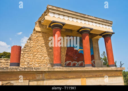 Nördlichen Eingang zum Palast von Knossos mit Bull fresco, in der Nähe von Heraklion Hafen, Insel Kreta, Griechenland eingerichtet Stockfoto