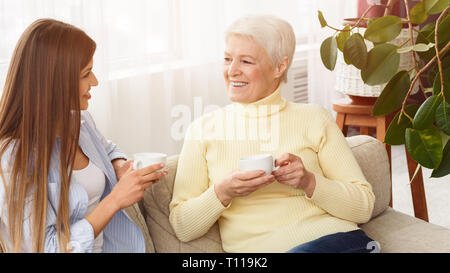 Die Tochter, die ihre Mutter, Kaffee trinken und reden Stockfoto