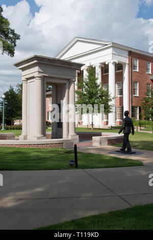 Eine Statue von James Meredith auf dem Campus der Universität von Mississippi (Ole Miss"), mit dem Lyceum im Hintergrund, Oxford, Mississippi. Stockfoto