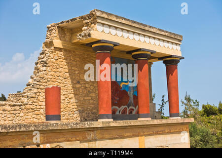 Nördlichen Eingang zum Palast von Knossos mit Bull fresco, in der Nähe von Heraklion Hafen, Insel Kreta, Griechenland eingerichtet Stockfoto