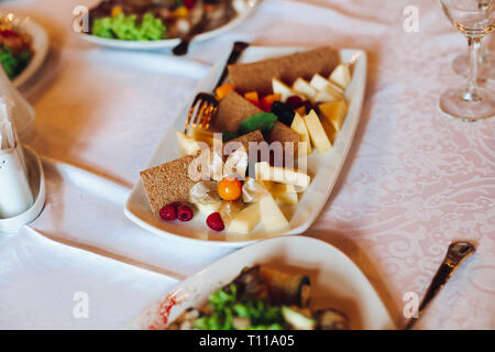 Viele runde Teller mit leckeren Gemüse Schüssel Salat im Restaurant. Stockfoto