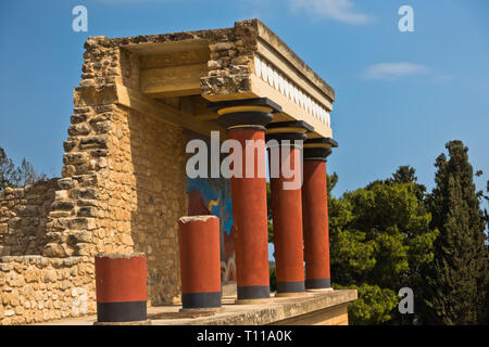 Nördlichen Eingang zum Palast von Knossos mit Bull fresco, in der Nähe von Heraklion Hafen, Insel Kreta, Griechenland eingerichtet Stockfoto