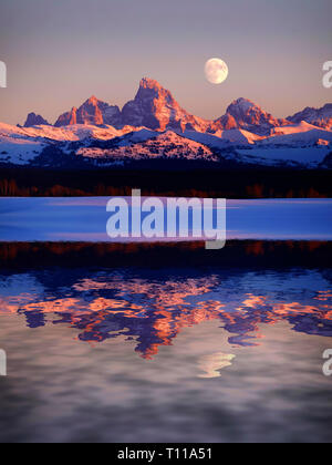 Sonnenuntergang Licht mit Alpen Glühen auf Tetons Teton Berge robust mit Mond Stockfoto