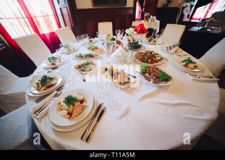 Viele runde Teller mit leckeren Gemüse Schüssel Salat im Restaurant. Stockfoto