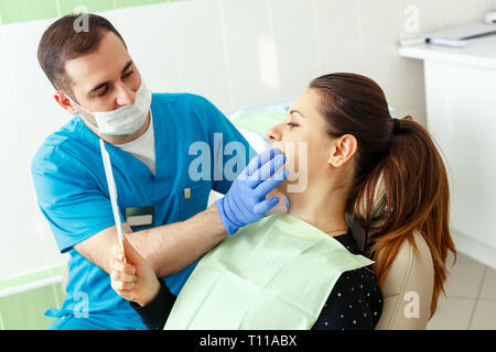 Männliche Zahnarzt arbeiten mit Frau, Patient, Zahnarzt in zahnmedizinische überprüfung an der Klinik Zahnheilkunde Behandlung medizinische Leute Versicherung Stockfoto