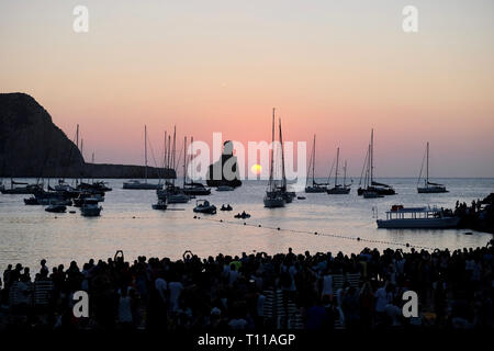 Wunderschöne Insel Ibiza Sunset, Cala Benirras Strand, Spanien, eine Sequenz von Bildern aus der gleichen Sicht, Blick auf Cap Bernat Stockfoto