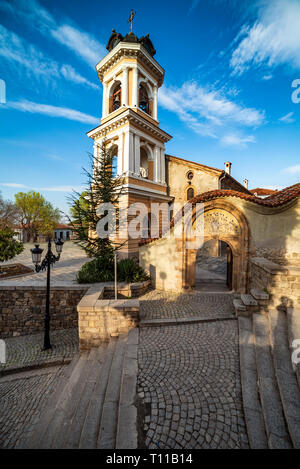 Bunte Glockenturm am Eingang der Himmelfahrt der Heiligen Jungfrau Maria Kirche in der Altstadt von Plovdiv, Bulgarien Stockfoto