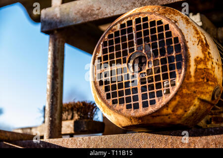 Alten verrosteten Industrieanlagen isoliert Stockfoto