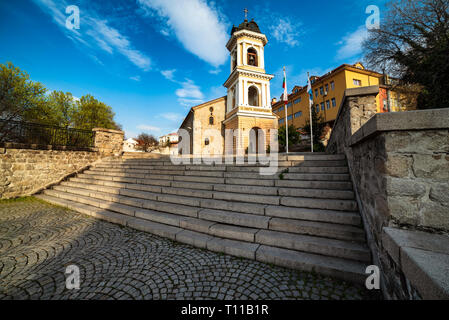 Bunte Glockenturm am Eingang der Himmelfahrt der Heiligen Jungfrau Maria Kirche in der Altstadt von Plovdiv, Bulgarien Stockfoto