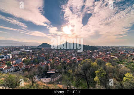 Sonnenuntergang über der Stadt Plovdiv, Bulgarien. Europäische Kulturhauptstadt 2019 und der älteste lebende Stadt in Europa. Foto von einem der Hügel in der Stadt. Stockfoto