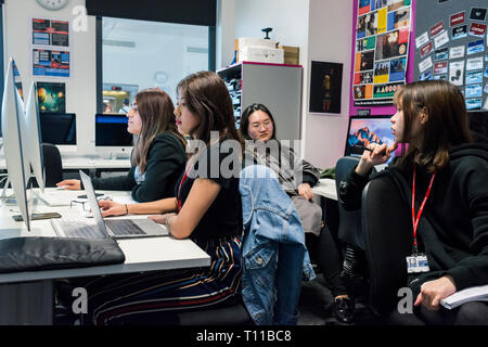 Eine Medienwissenschaft Klassenzimmer voller Studenten lernen während einer Lektion. Stockfoto