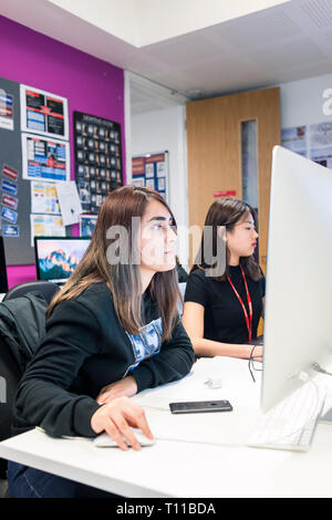 Eine Medienwissenschaft Klassenzimmer voller Studenten lernen während einer Lektion. Stockfoto