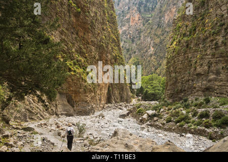 Trekking auf dem Weg durch Samaria Schlucht in der Nähe von Iron Gate, South West Teil der Insel Kreta, Griechenland Stockfoto