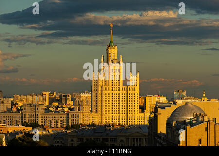 Moskau, 8. AUGUST 2018: Hohes Wohnhaus auf Kotelnicheskaya Ufer der Moskwa. Eines der sieben Hochhäuser der stalinistischen Ära, so Stockfoto