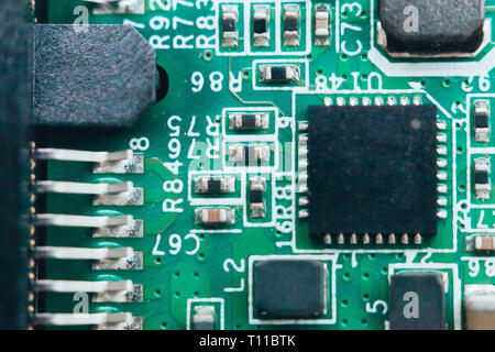 Platine reparieren. Elektronische Hardware moderne Technologie. Motherboard digital personal computer Chip. Tech Wissenschaft Hintergrund. Integrierte Kommunikation Stockfoto