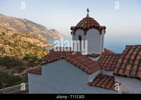 Sicht von der St. Catherine Kirche auf einem Wanderweg in der Nähe von Lissos Schlucht zu einer Küste oben Sougia Bucht bei Sonnenuntergang, Süd-West-Küste der Insel Kreta, Gr Stockfoto