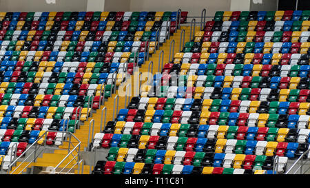 Leere Stadion mit Sitze in verschiedenen Farben Stockfoto